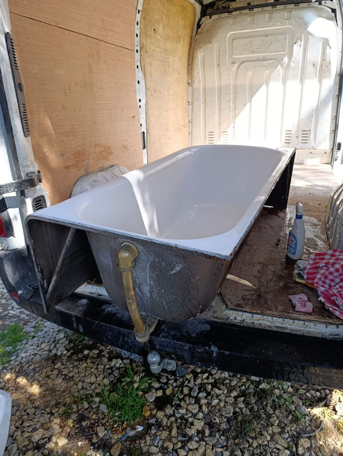 Art Deco bathtub from the 1930s and washbasin.