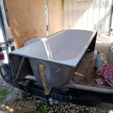 Art Deco bathtub from the 1930s and washbasin.