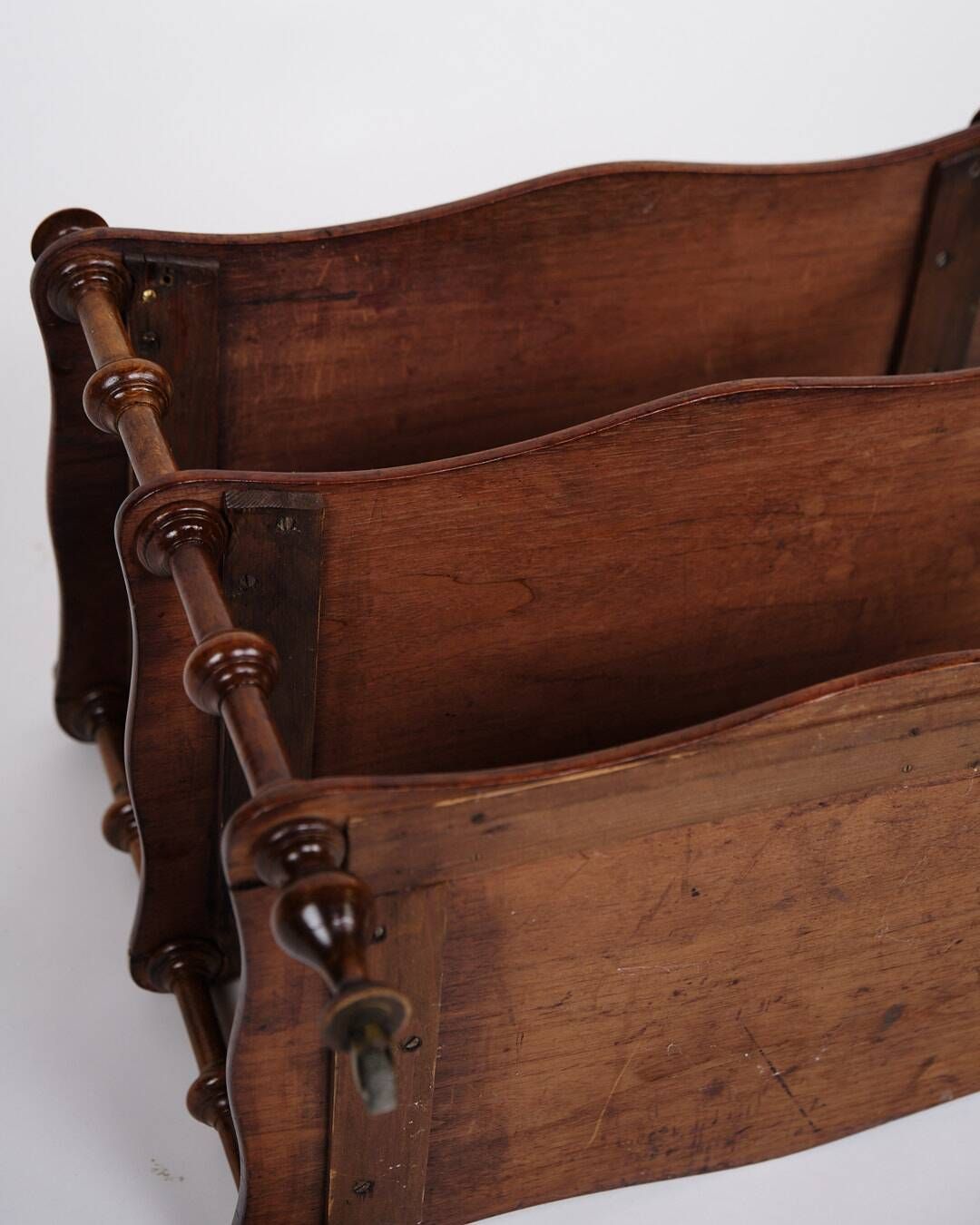 Etagere/shelf with 3 shelves - mahogany - turned columns - wheels - 19th century