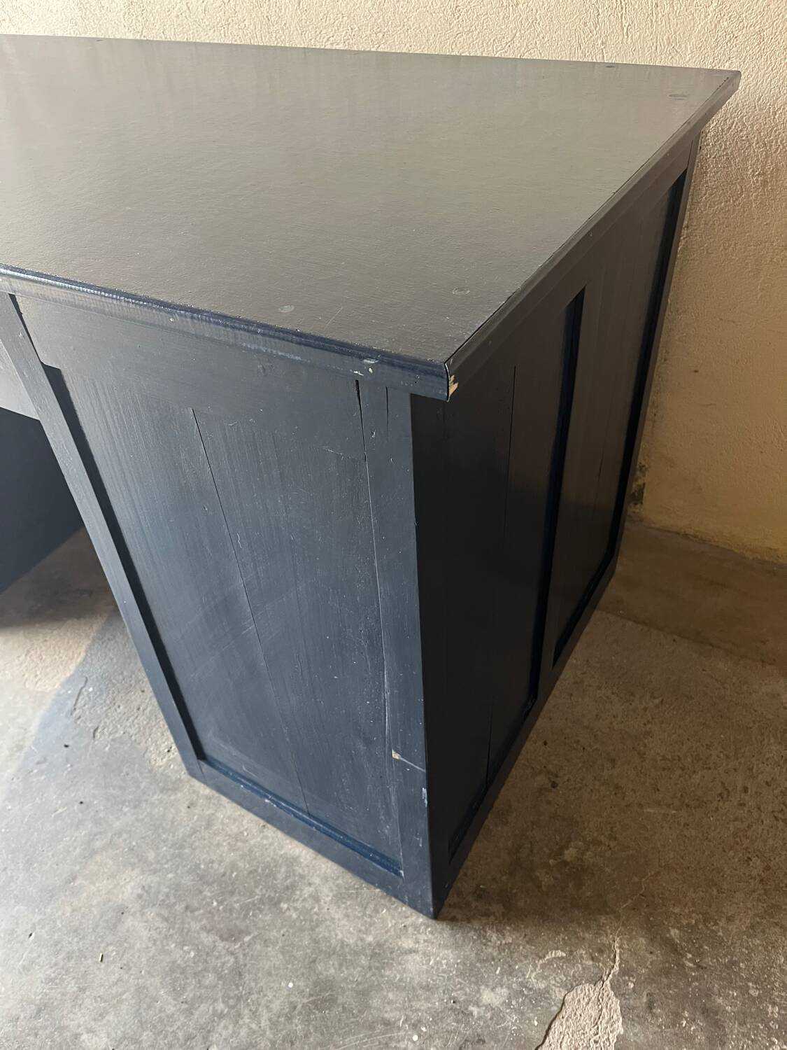 Old office from the 80s repainted in blue