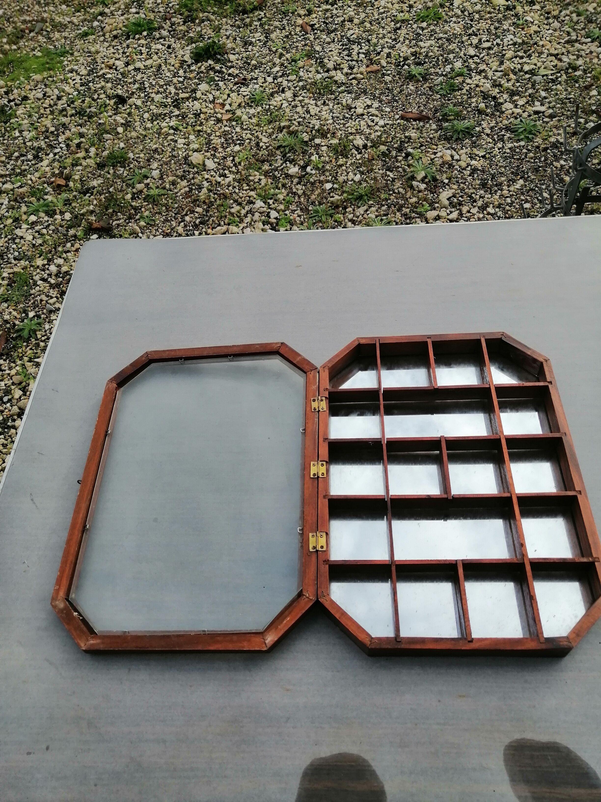 Wall display case for miniature with octagonal compartments