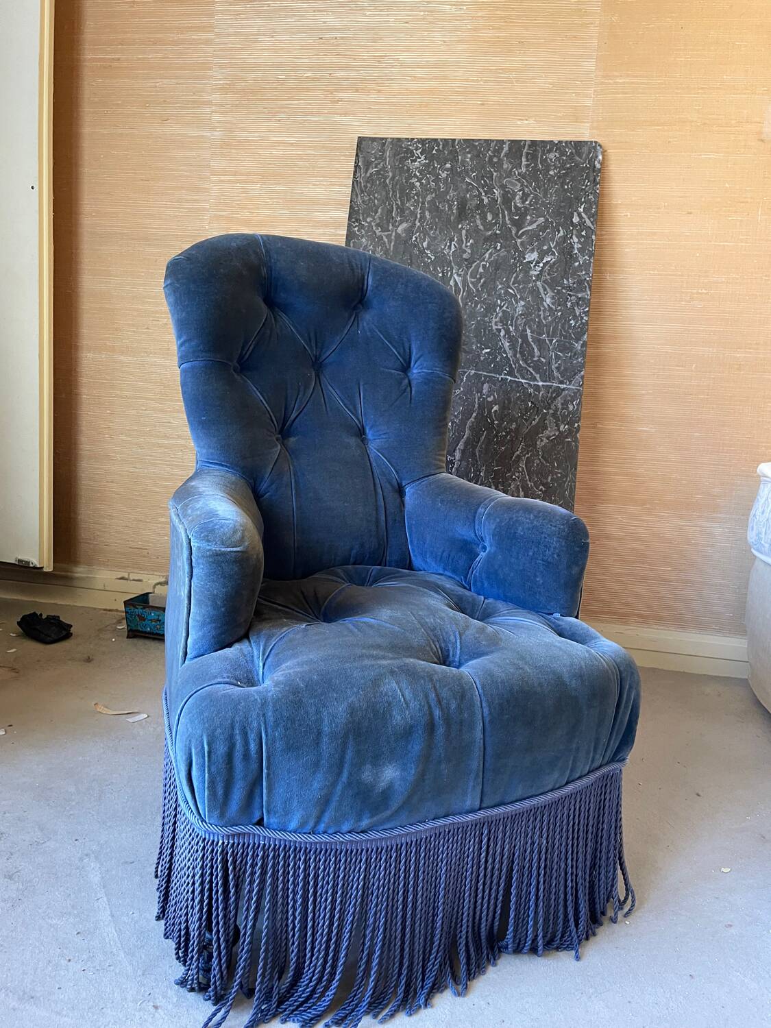 Fauteuil capitonné en velours bleu