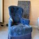 Fauteuil capitonné en velours bleu