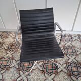 Fauteuil cuir EA108 de Charles & Ray Eames, édition Vitra
