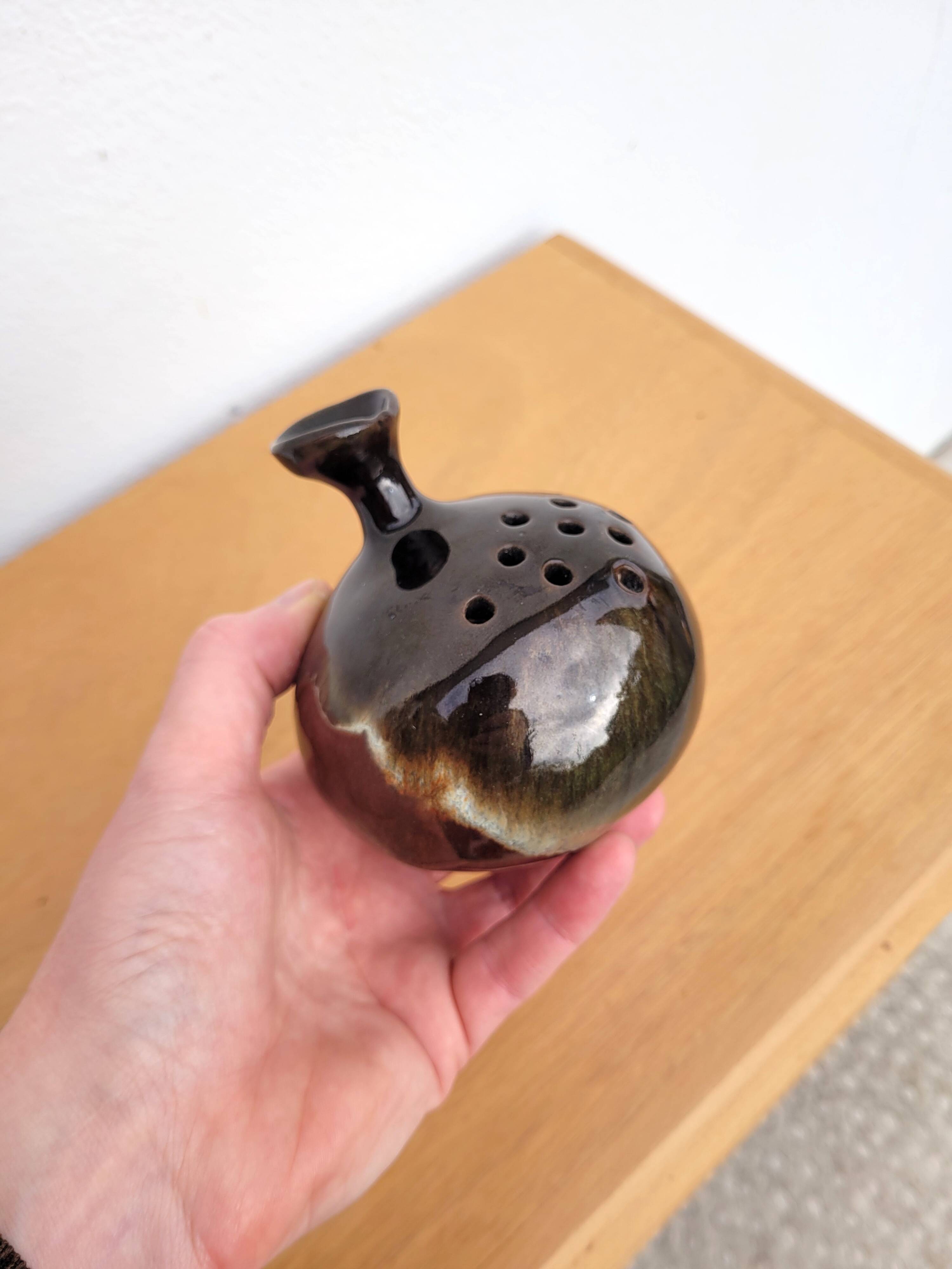 E. Eussa ceramic flower pick