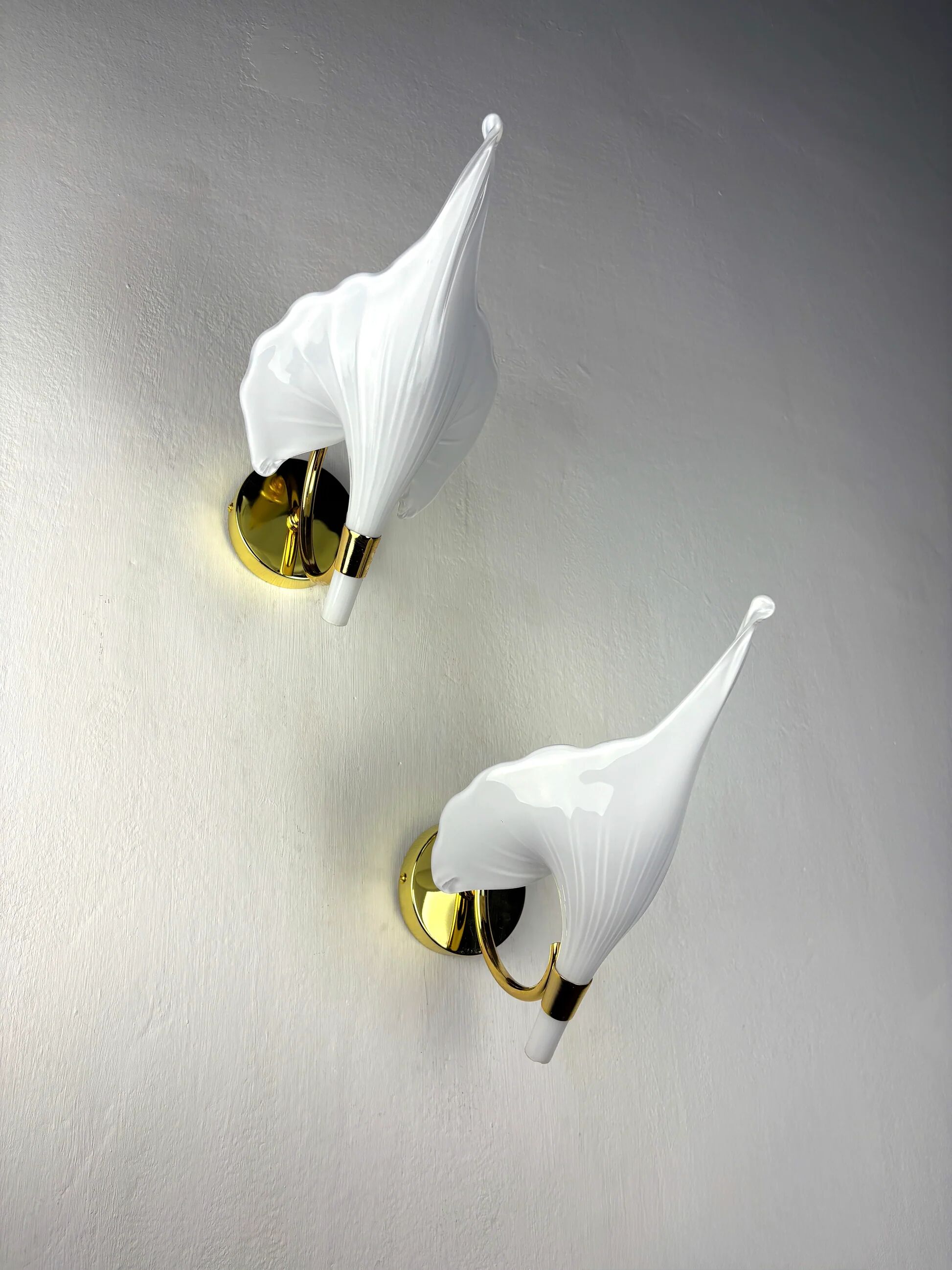 Pair of "Calla Lily" leaf-shaped wall sconces, Murano glass & gilt brass, Italy 1970s