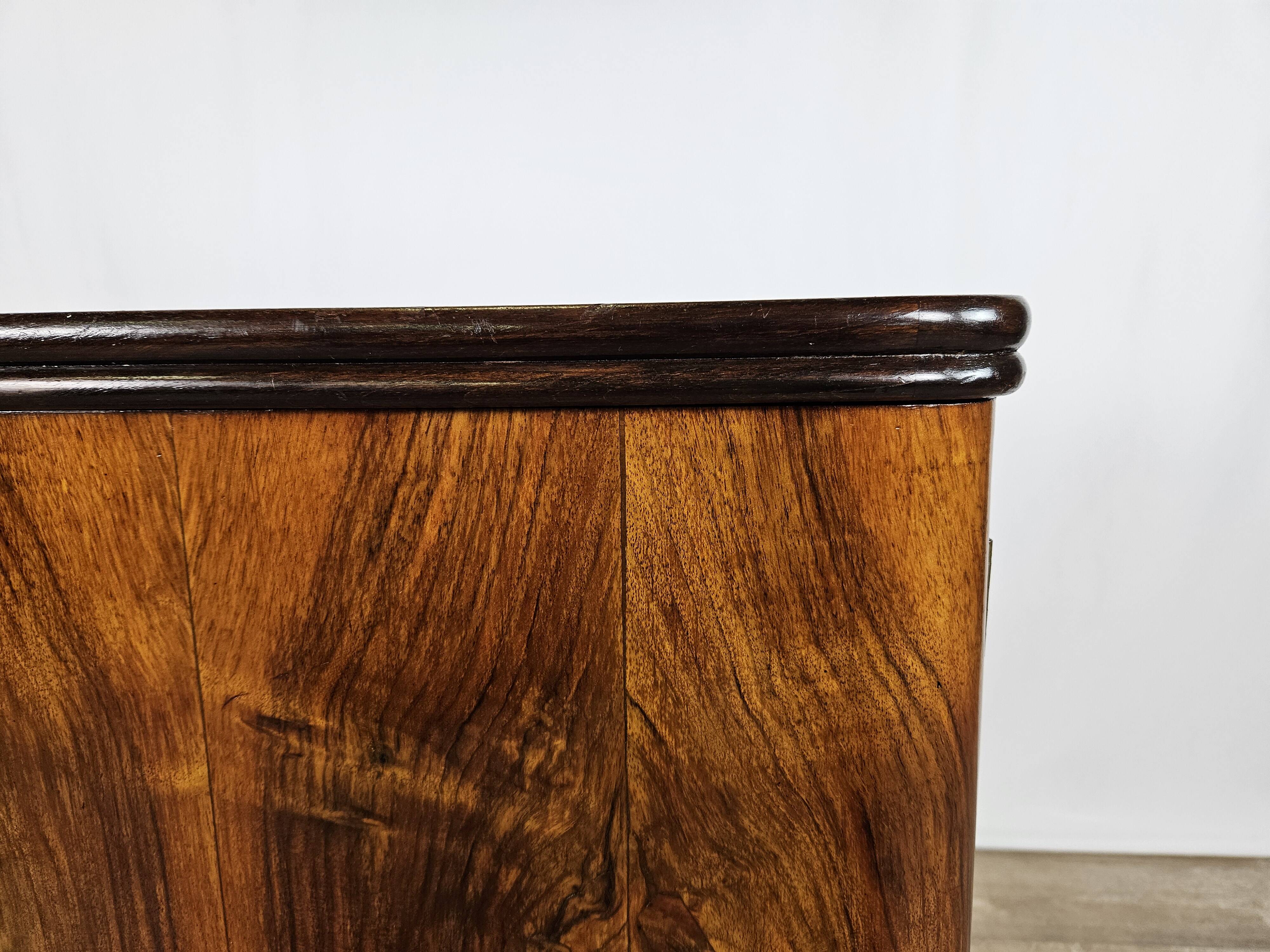 1940 Art Decò nightstands in walnut with door and shelf