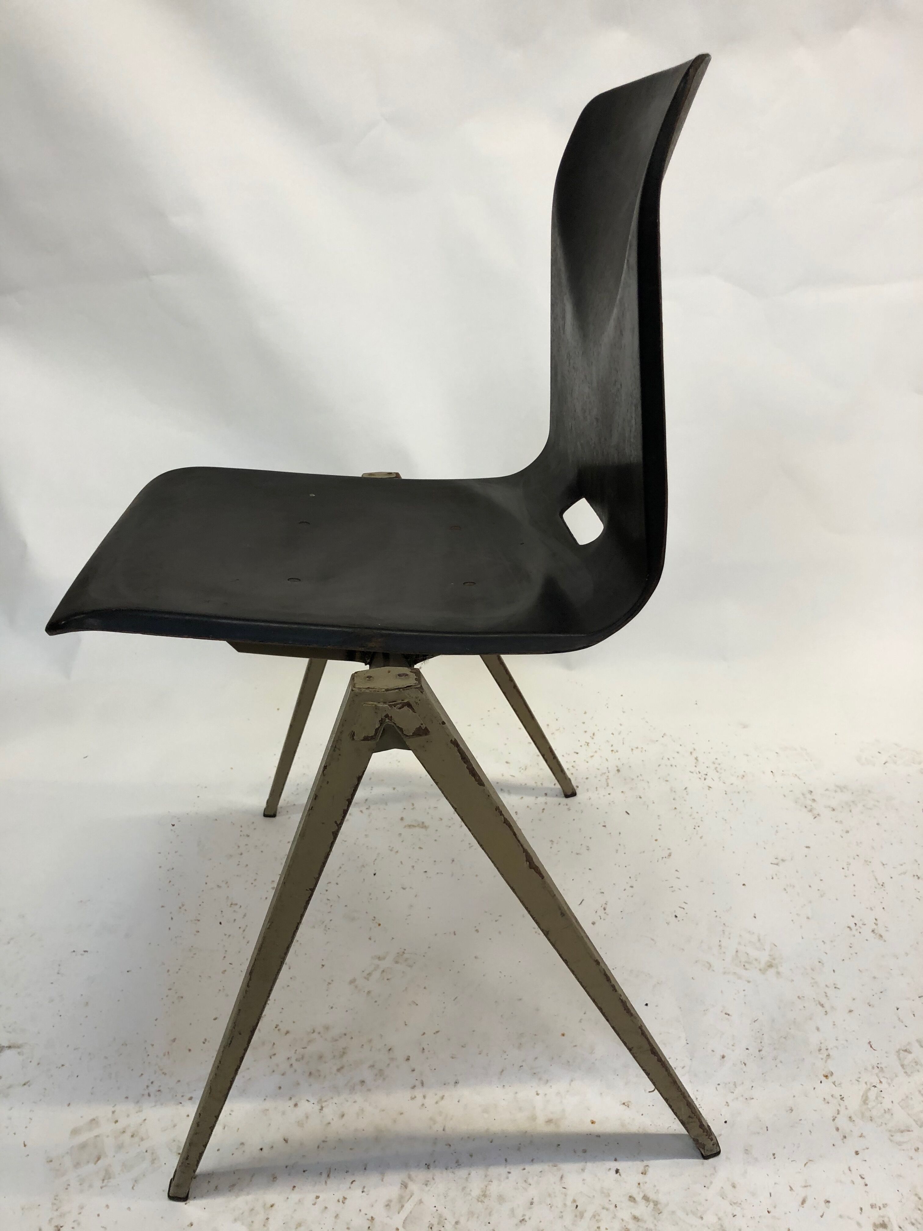 Pagholz Galvanitas S22 stackable school chairs