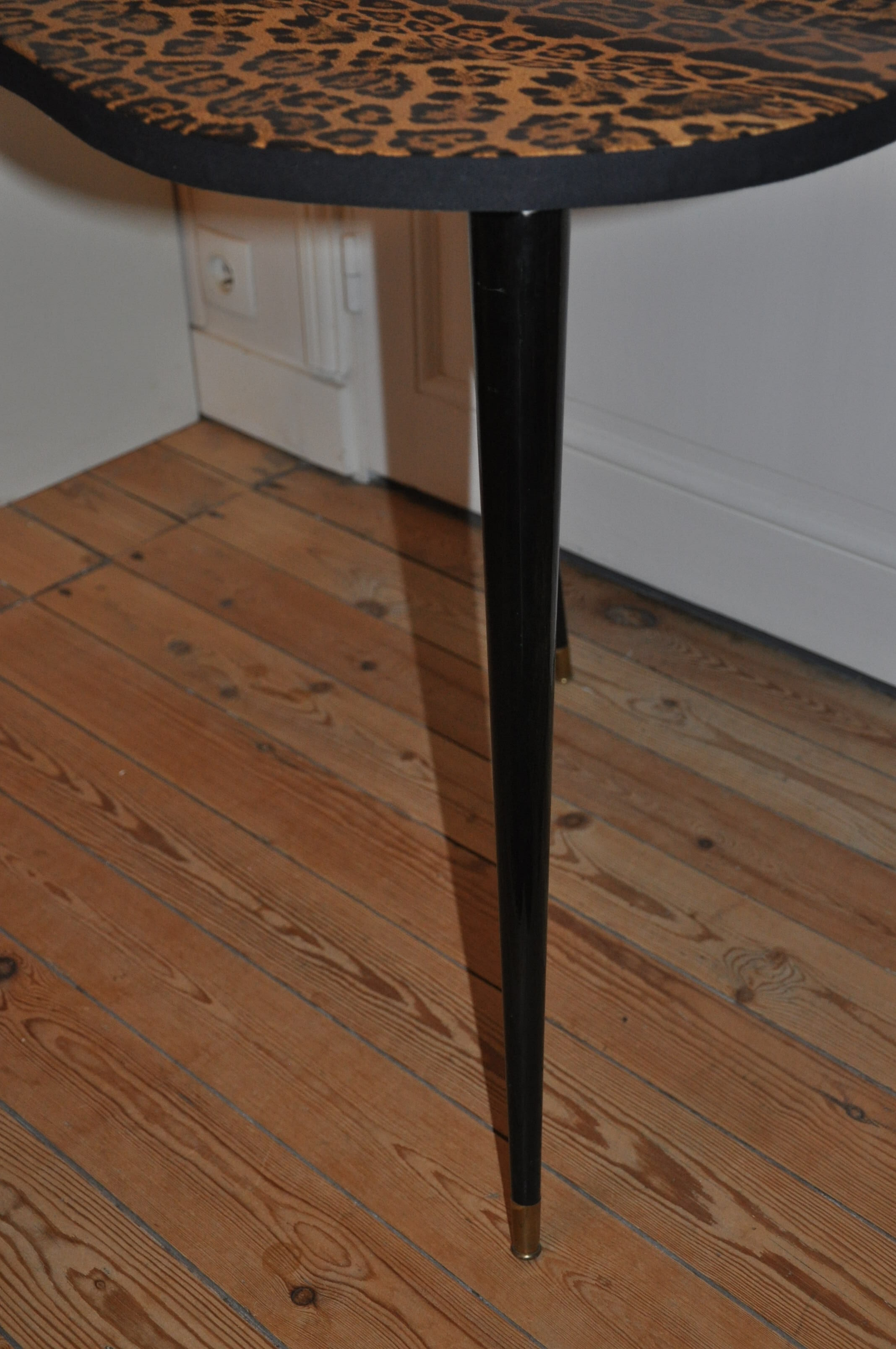 Table tripod shape vintage bean