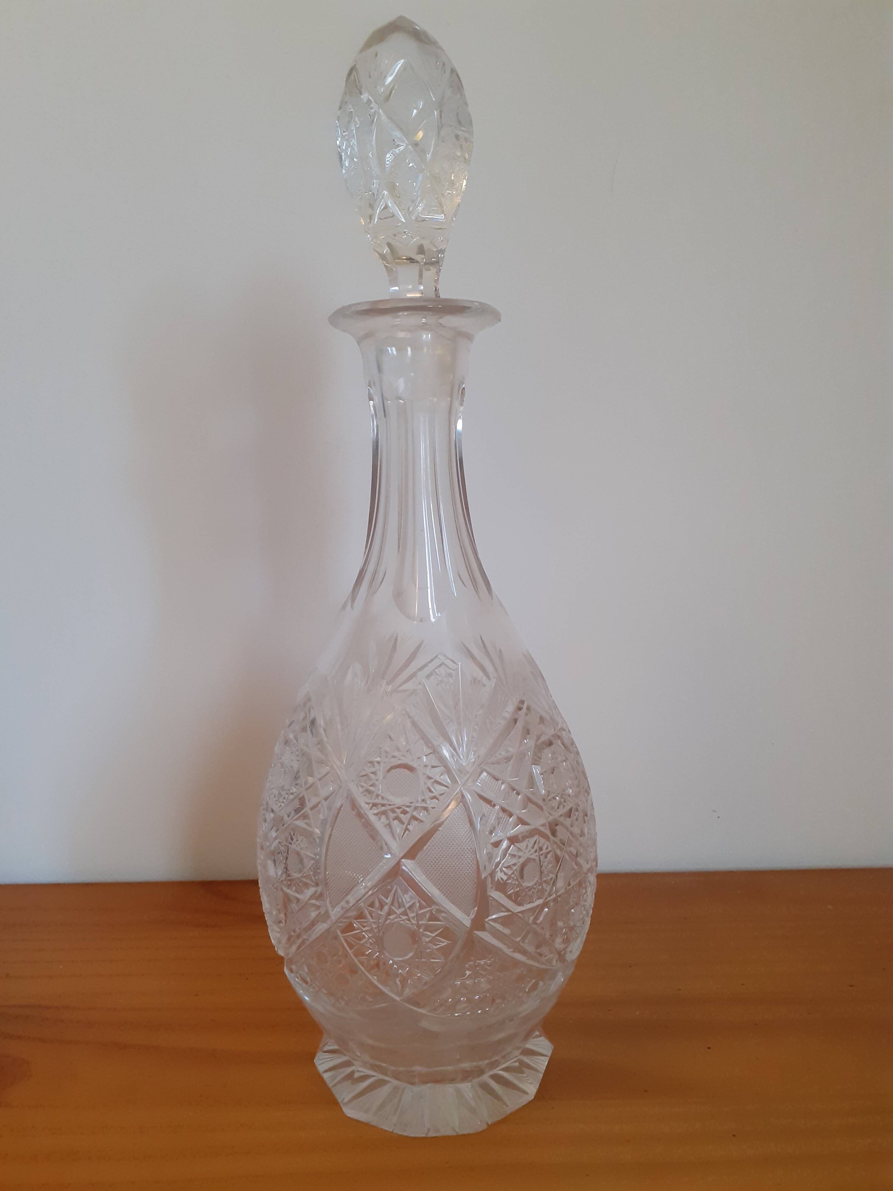 Carafe en cristal taillé de bohème, très beau bouchon