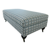 Grand ottoman / pouf rectangulaire en tissu anglais et pieds à roulett