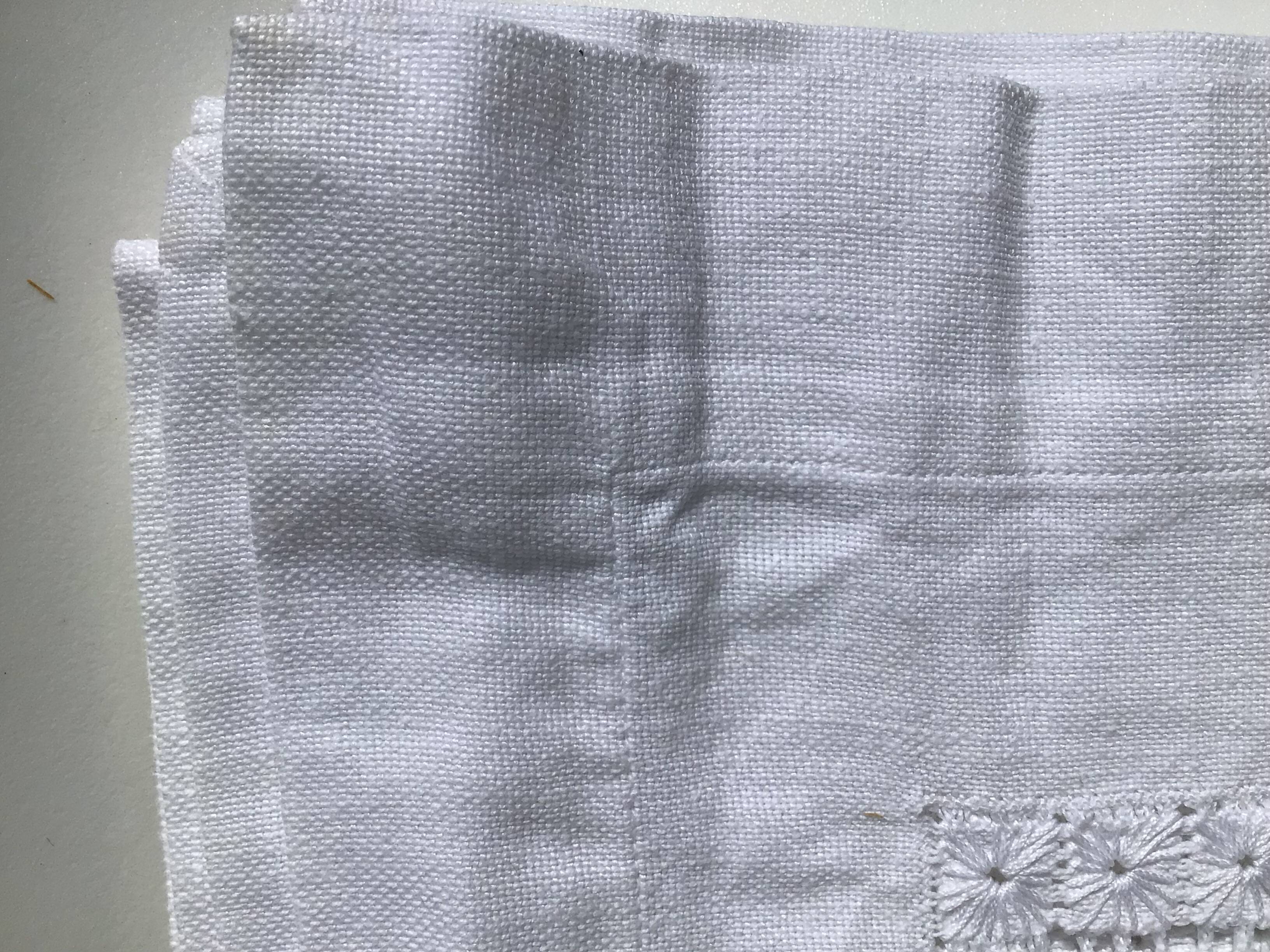 Nappe rectangulaire motif ajouré brodé