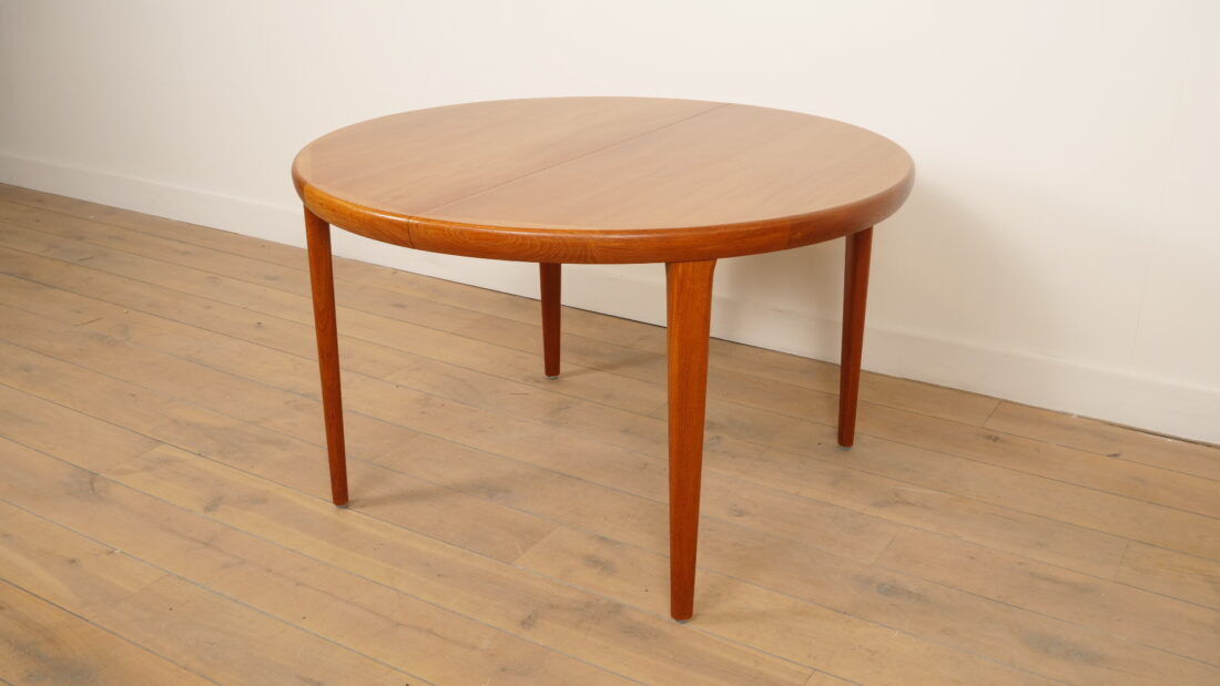 Vintage round dining table | Teak | Extendable | 120–220 cm