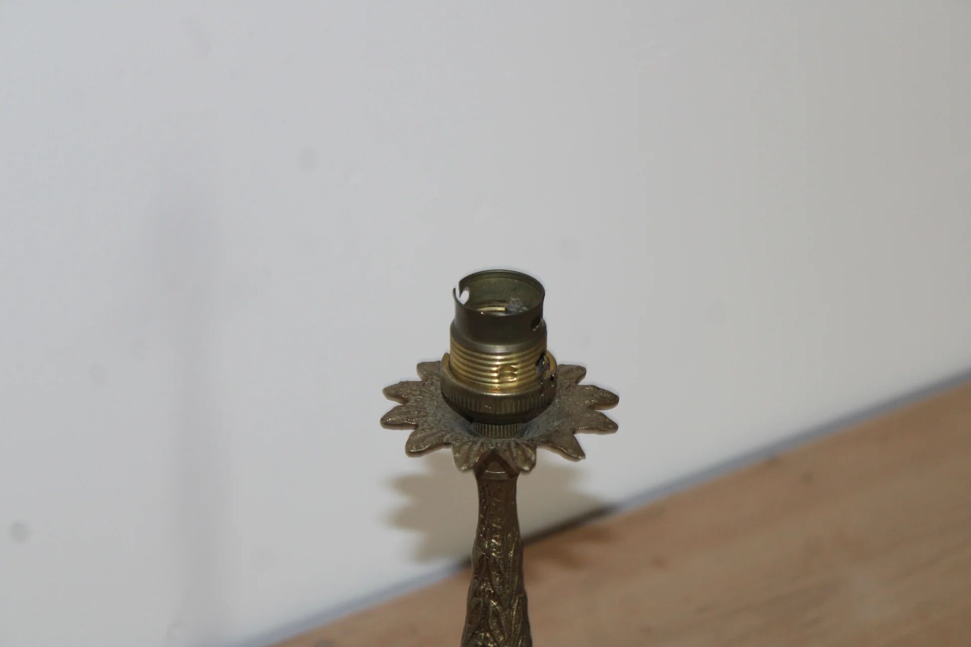 Vintage lamp base in patinated gold metal – foliage decor – 25 cm