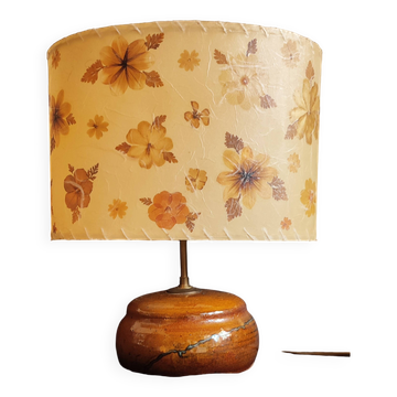 Table lamp with natural flowers