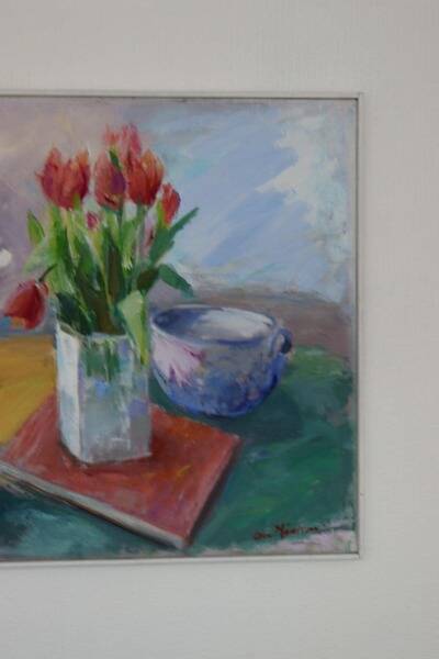 Huile sur toile suédoise d'époque mi-siècle – « Nature morte avec des tulipes » par Ove Månsson – vintage et encadrée – 51 × 62 cm (20,1" × 24,4")