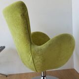 Bucket seat in chrome and green.