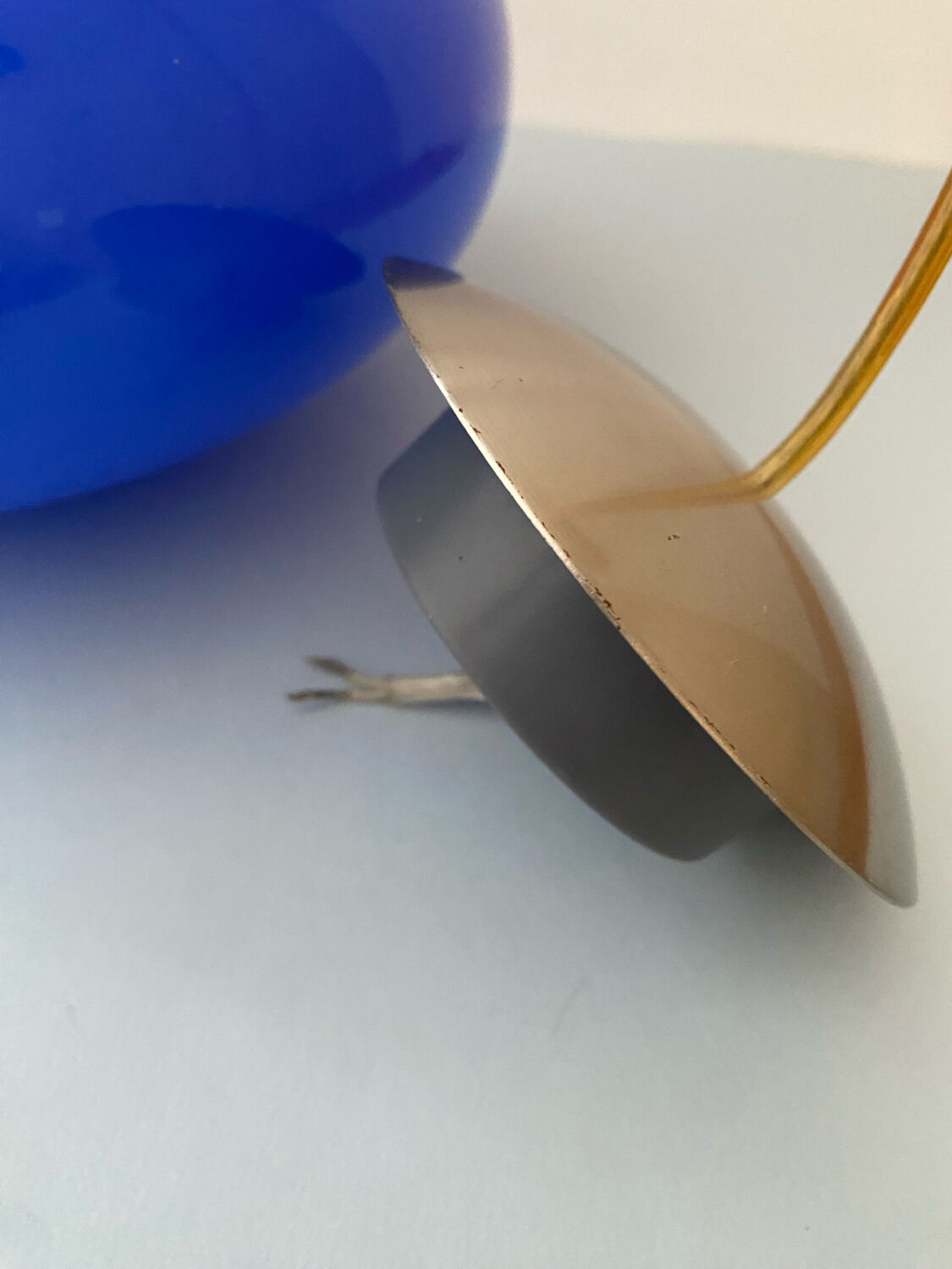 Blue opaline suspension