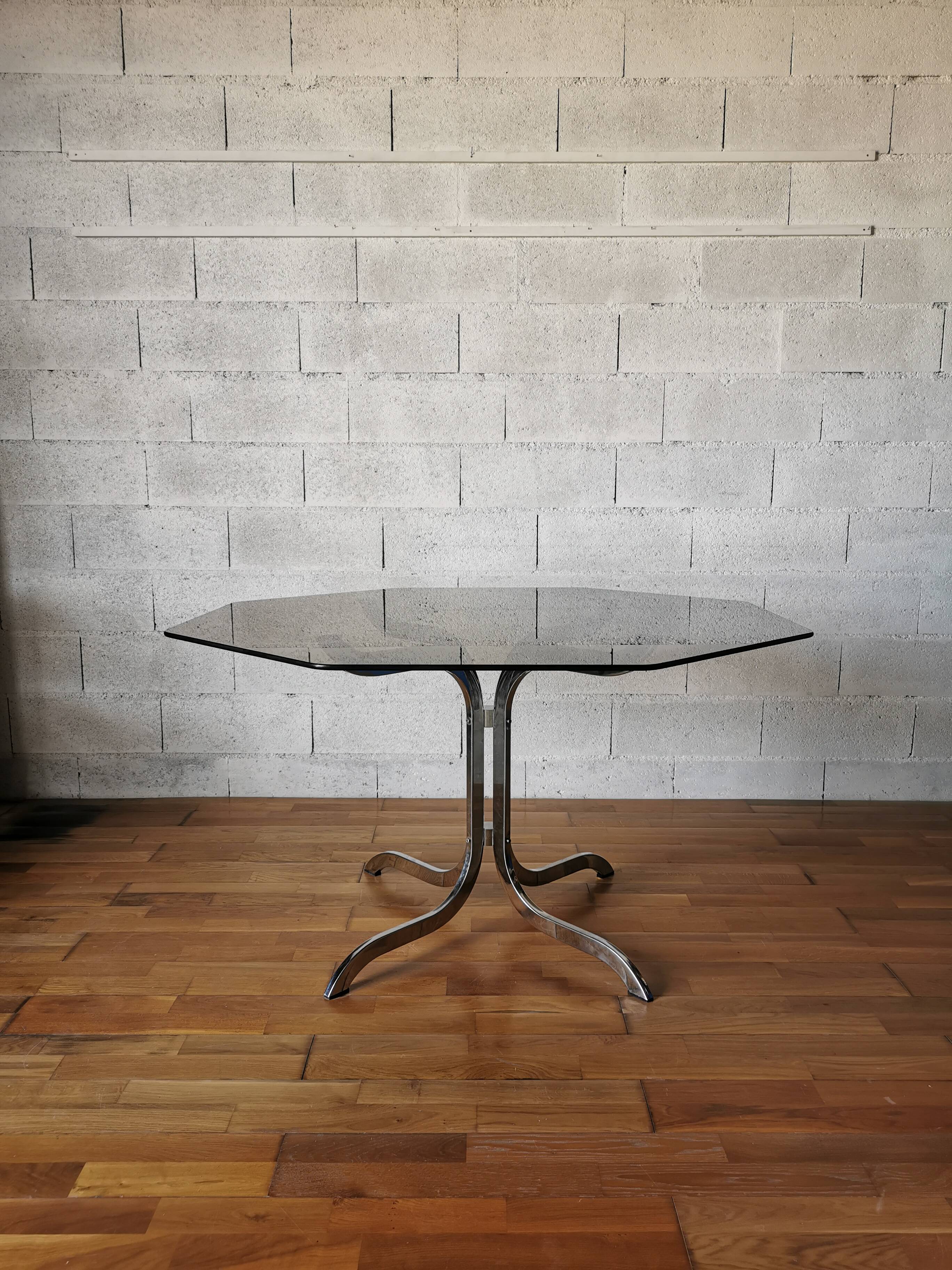 Table de salle à manger piètement chromé et plateau verre fumé circa 1970.