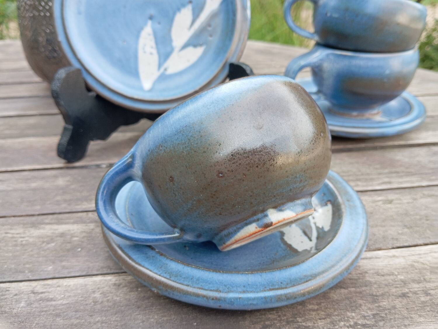 3 tasses et sous-tasses grès bleu et blanc vintage signé