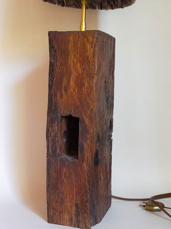 Lampe brutaliste Art-populaire en bois massif, abat-jour en laine