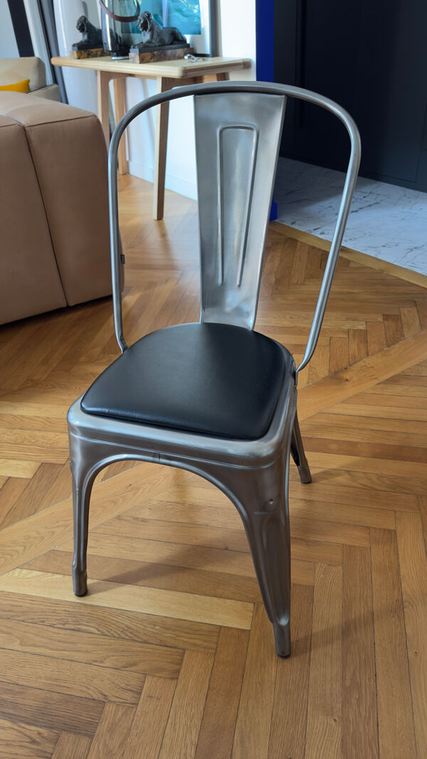 8 chaises modèle A Tolix