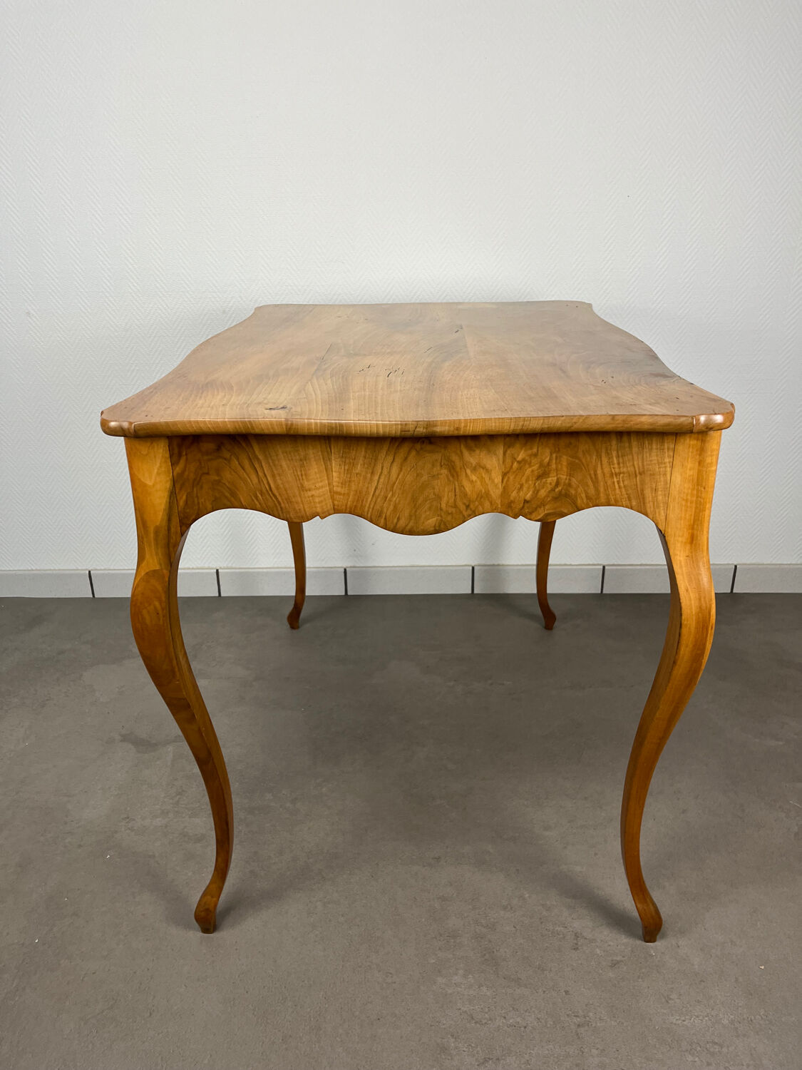 Table Louis XV noyer blond, début 19ème