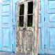 Paire magnifique de grandes portes d’obturateur antiques jaunes