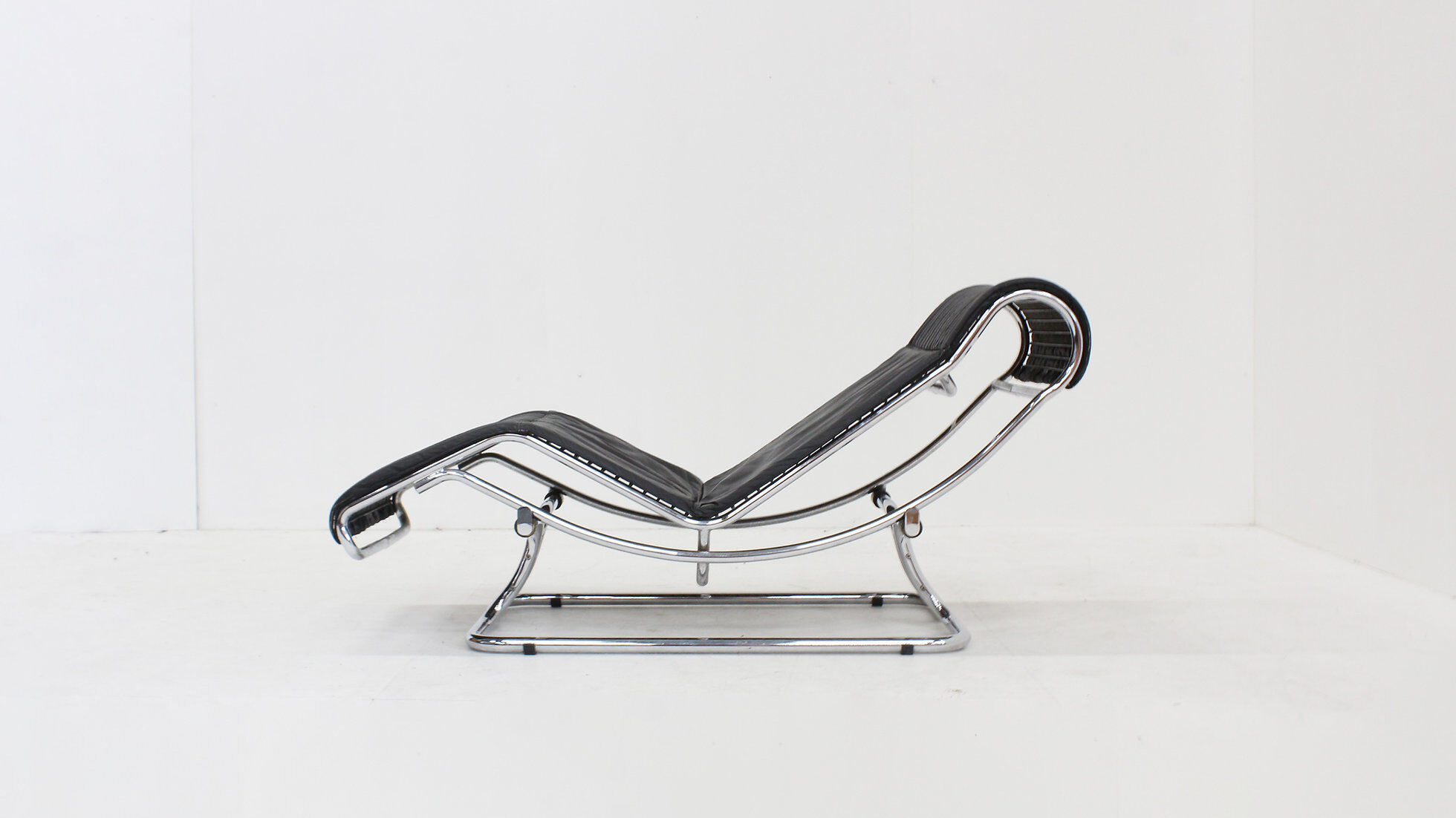 Vintage Italian chaise lounge chair chrome and leather by Guido Faleschini 1970s