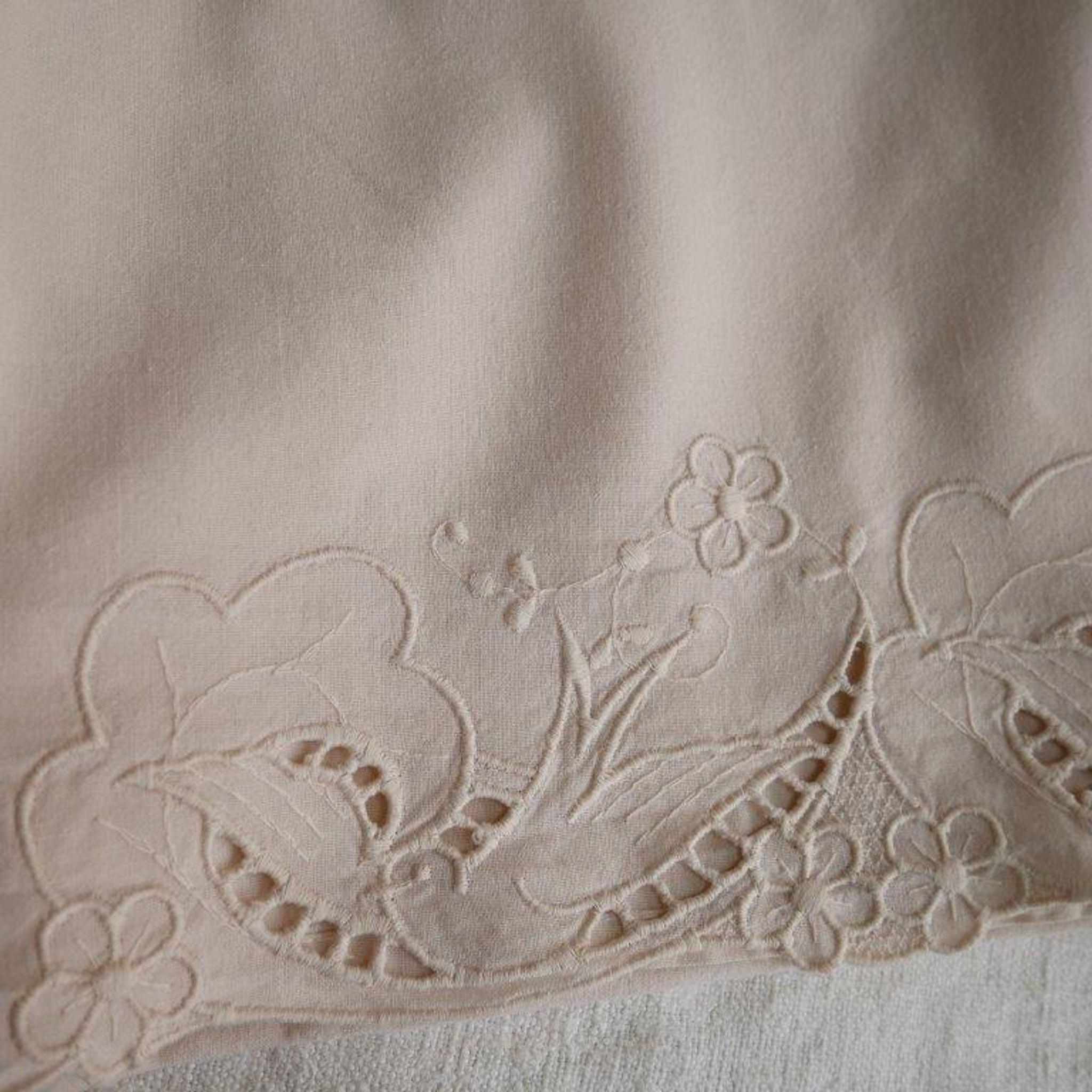 Drap broderie hirondelle, colori  rose"nude"