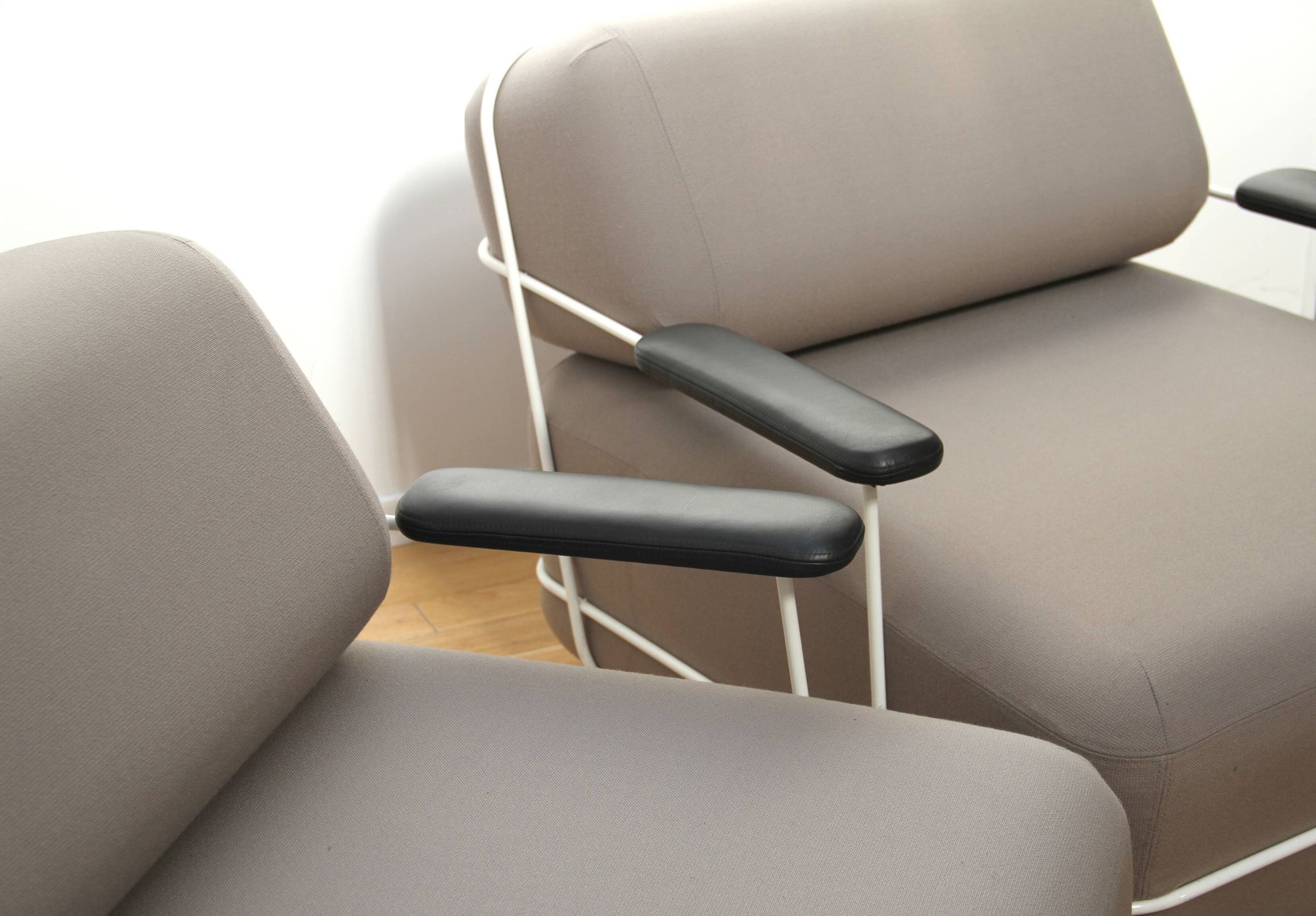 Paire de fauteuils Pebble, Bla Station