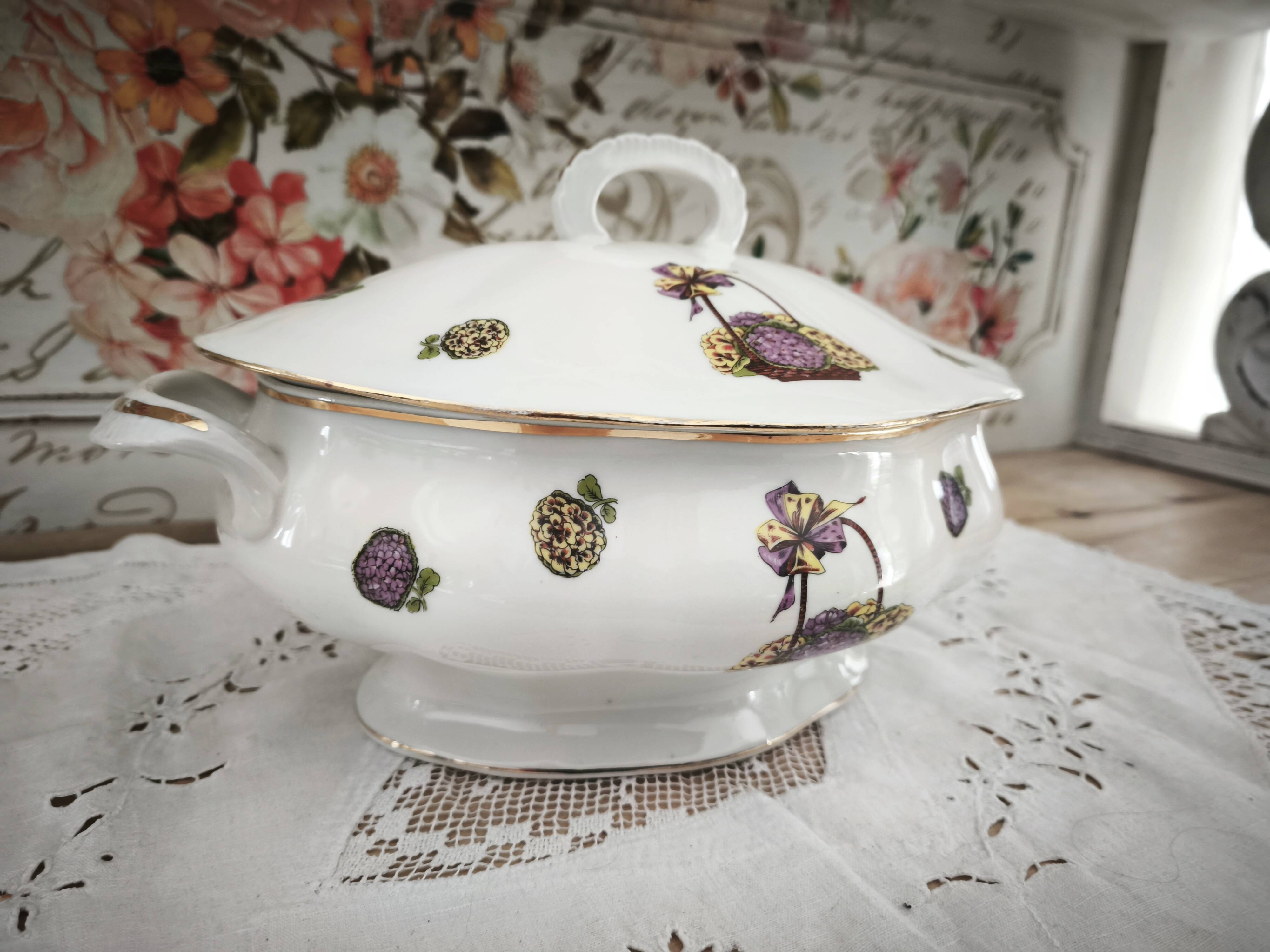 Soupière en porcelaine de Limoges décor panier d'hortensias