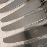 12 silver-plated metal dessert knives with rocaille ribbon decoration, 21.4 cm