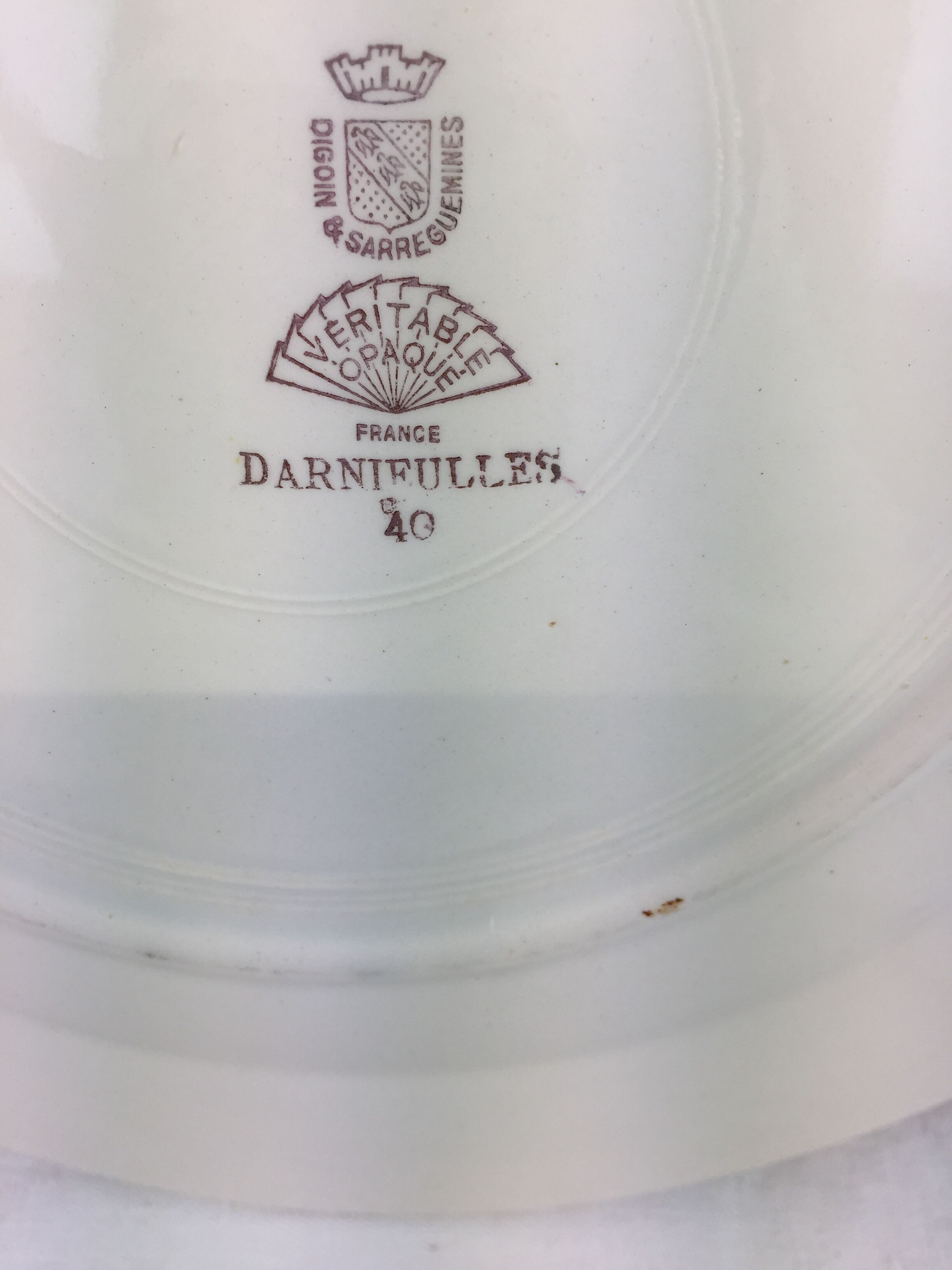 Plat rond ancien en céramique opaque blanc et or made in france Digoin