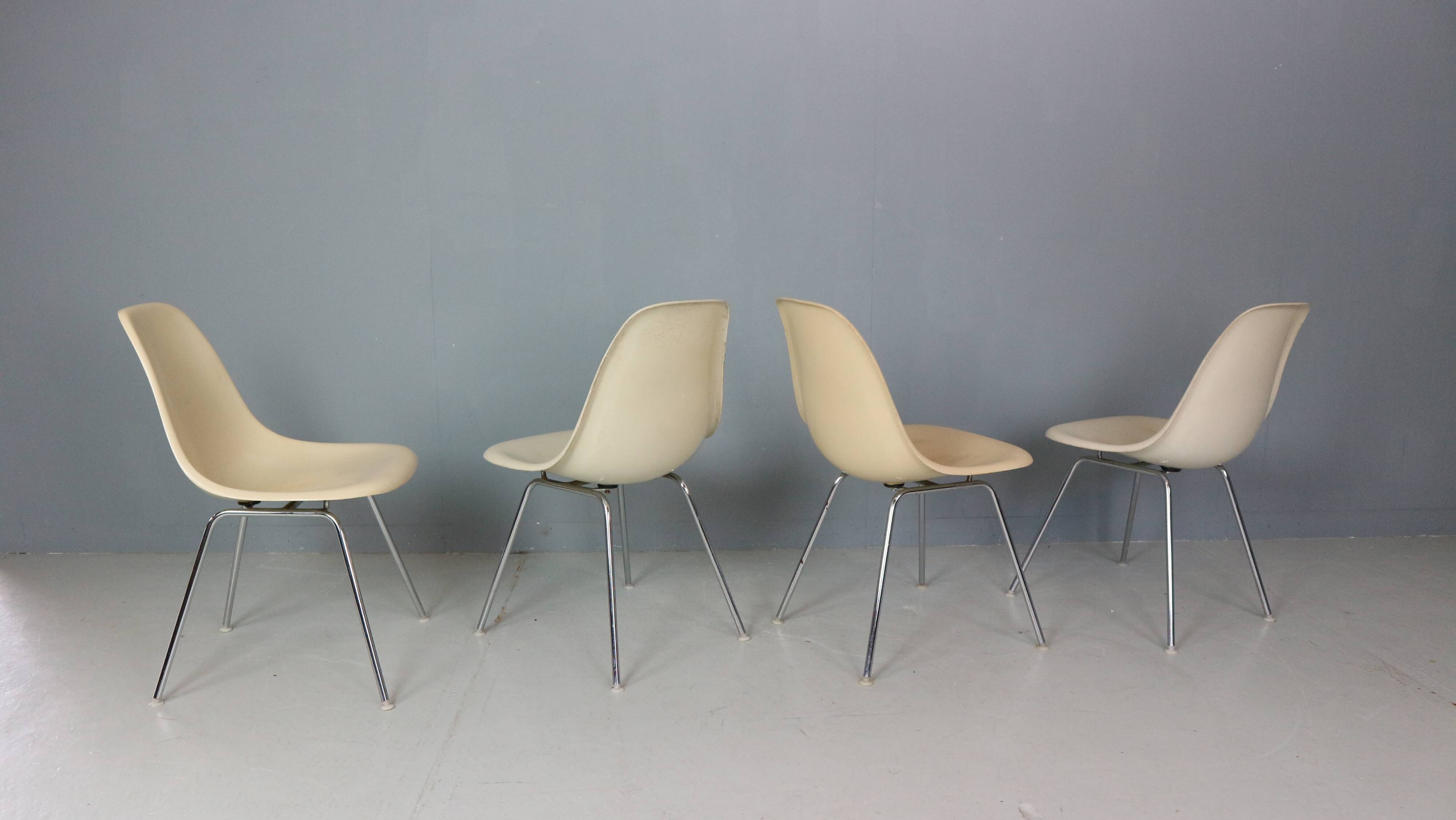 Charles & Ray Eames Set of 4 Off white "H-Base" Chairs for Herman Miller, 1960