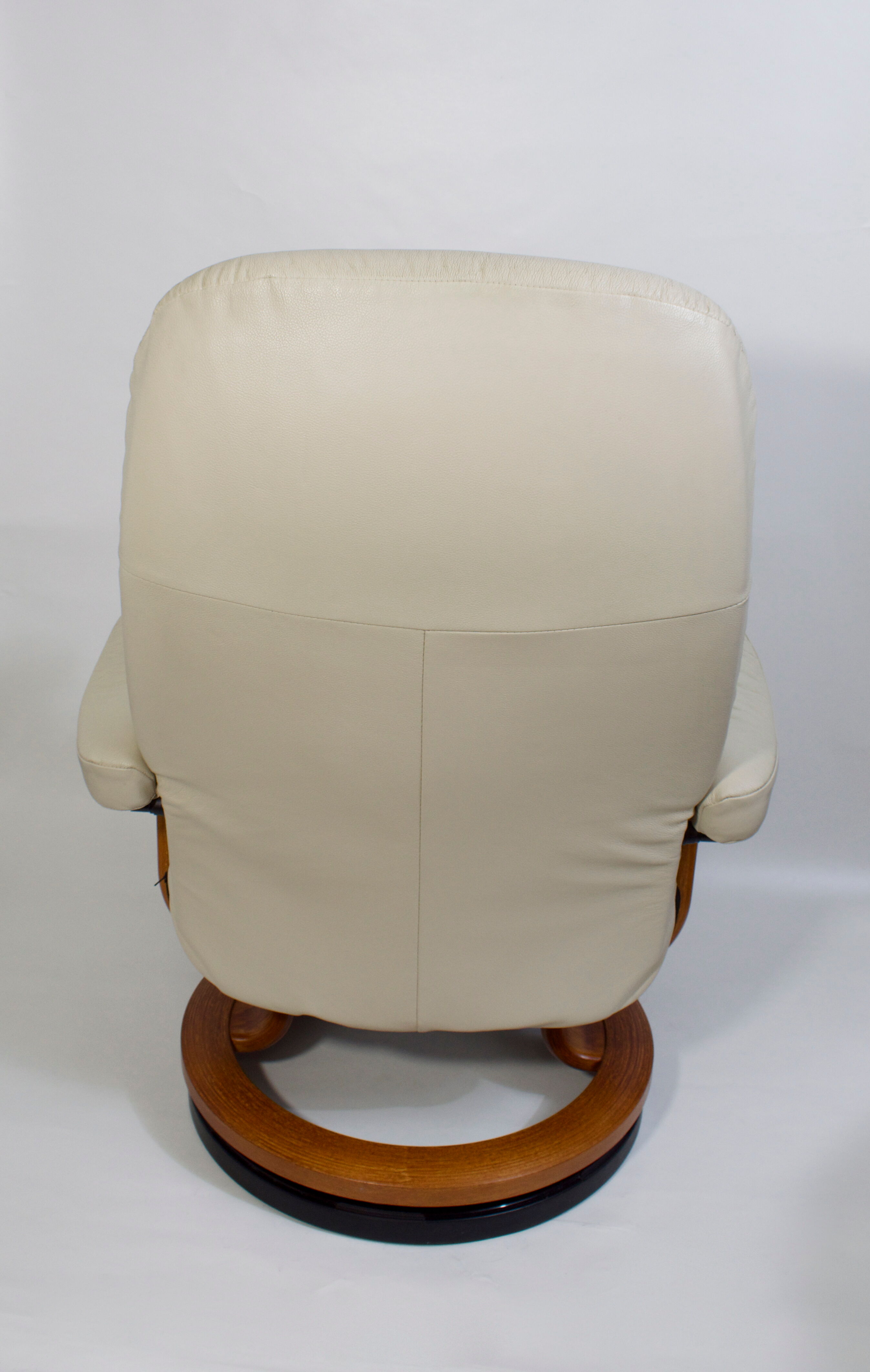 Stressless relaxation chair Consul (M) Classic in teak and ivory leather, Norway