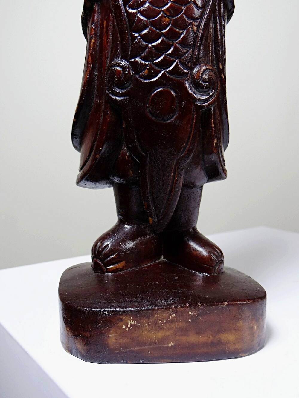 Asian statuette, popular art in carved monoxyle wood, vintage 1930-1960.