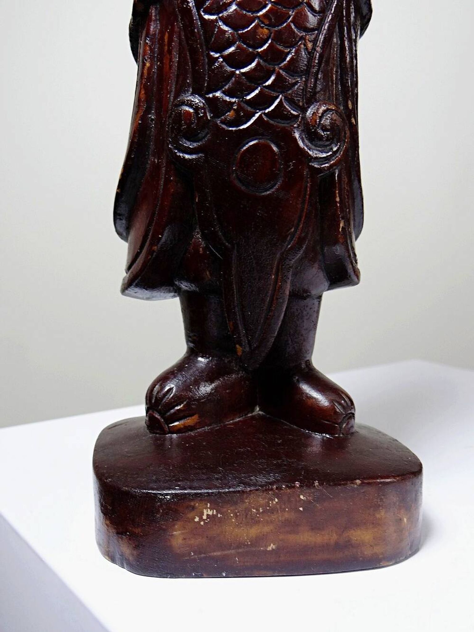 Asian statuette, popular art in carved monoxyle wood, vintage 1930-1960.