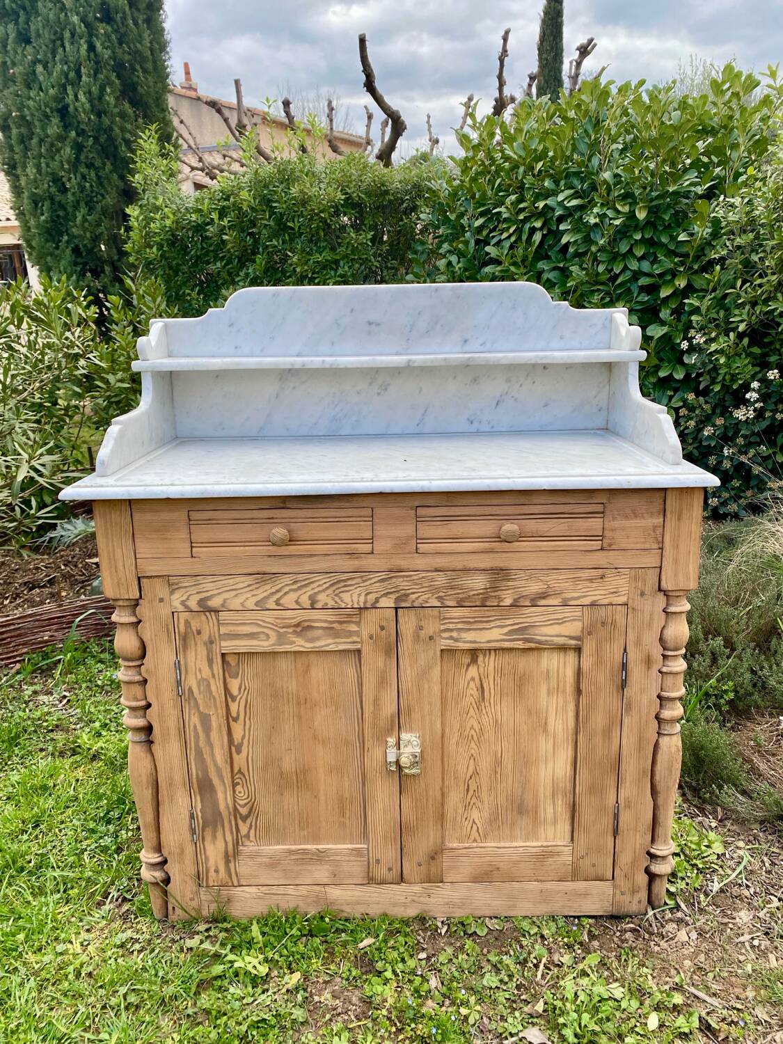 Meuble de toilette en marbre