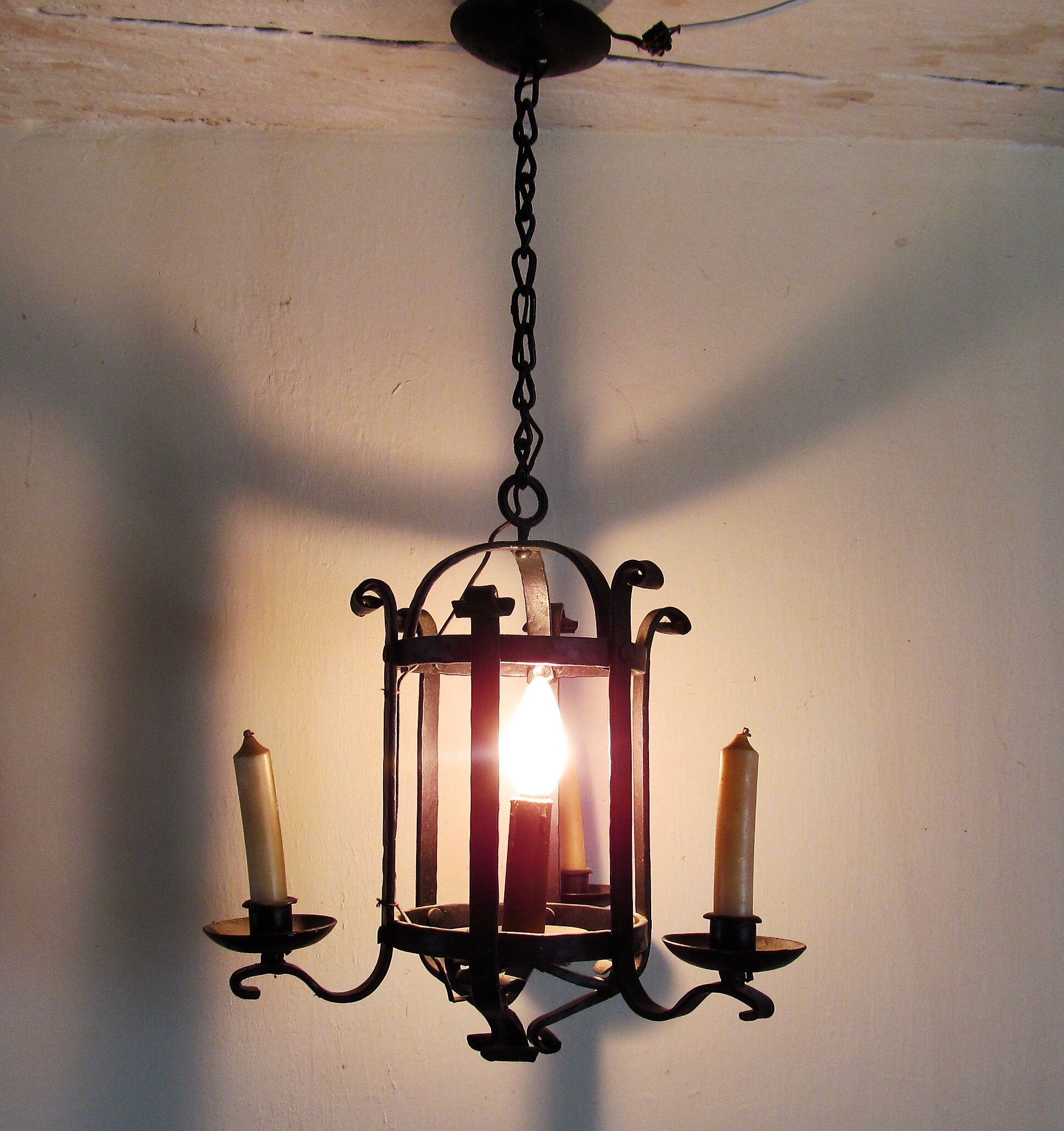 Lustre rond de château médiéval forgé à la main en France