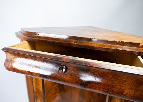 Antique late empire corner cabinet of mahogany and in great vintage condition from the 1840s.