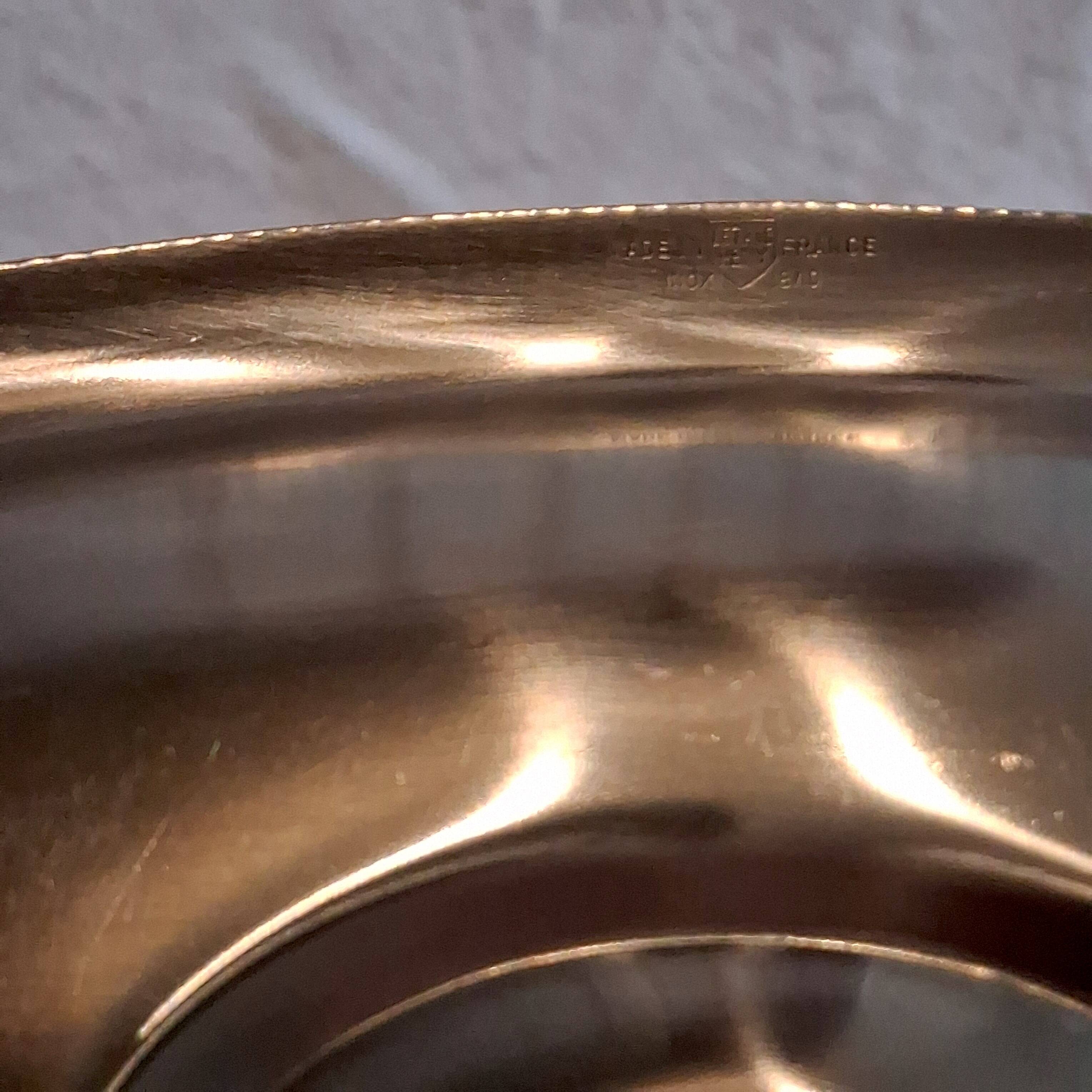 Very beautiful sauce boat from Létang Remi in very good condition.