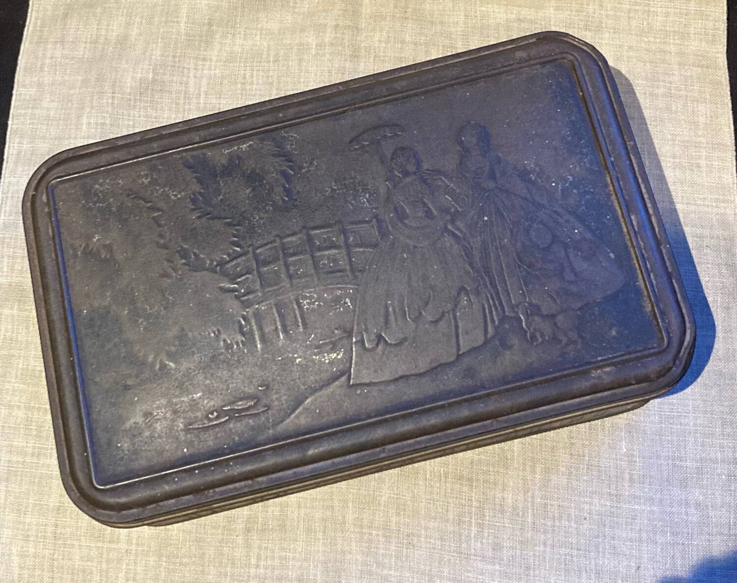 Cake tin from the early 20th century with embossed designs