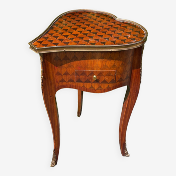 Petite table ou chevet en forme de coeur en marqueterie. Style Louis XV