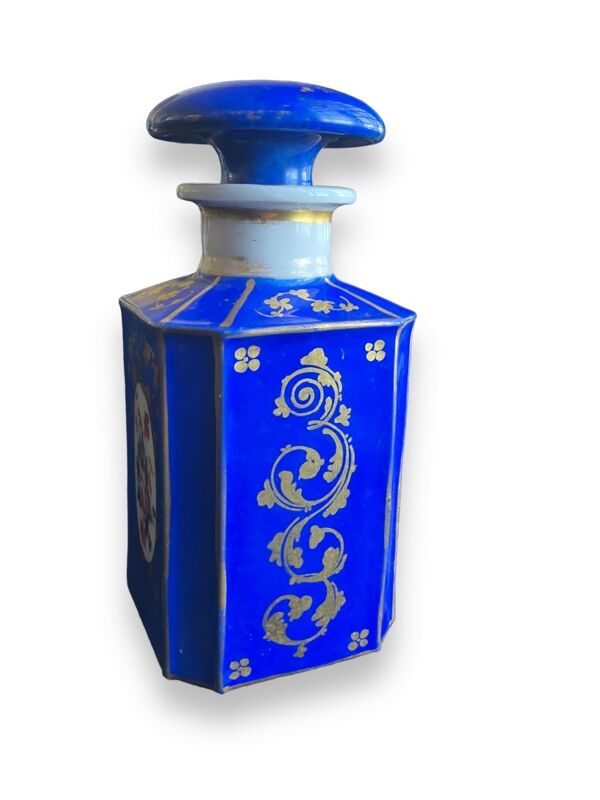 Flacon de parfum en porcelaine de vieux paris fond bleu