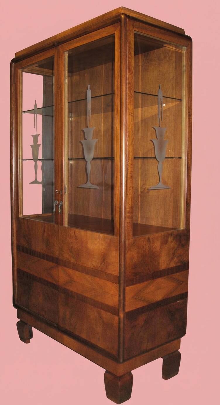 Art Deco display cabinet in walnut veneer and engraved glass, 1920s
