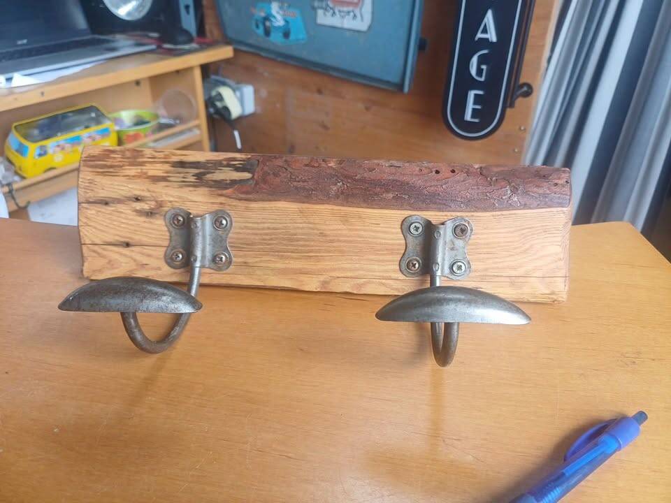 Vintage coat hook in solid wood and metal –