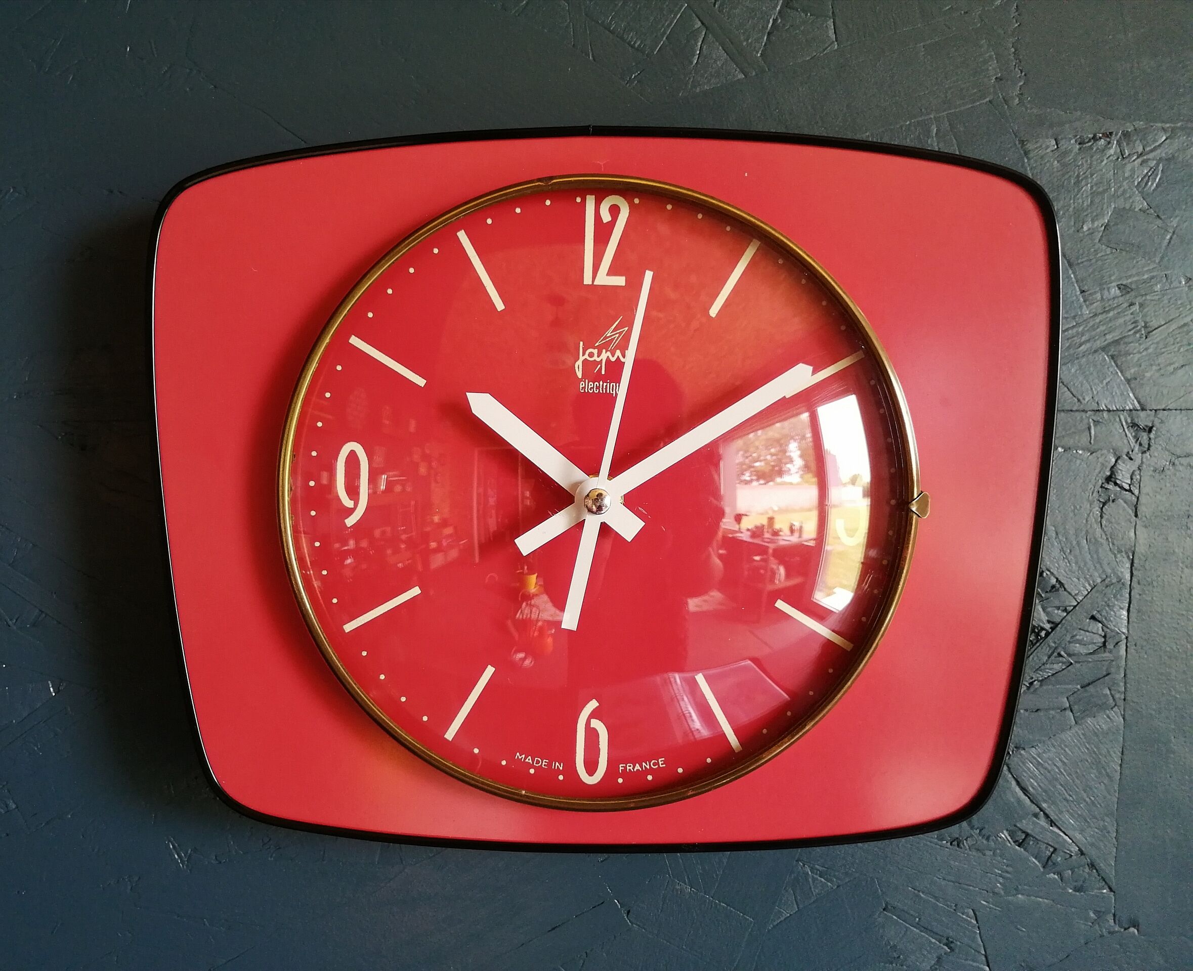Formica vintage silent wall clock "Japy Electric Raspberry"