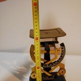 Former weighs metal letter