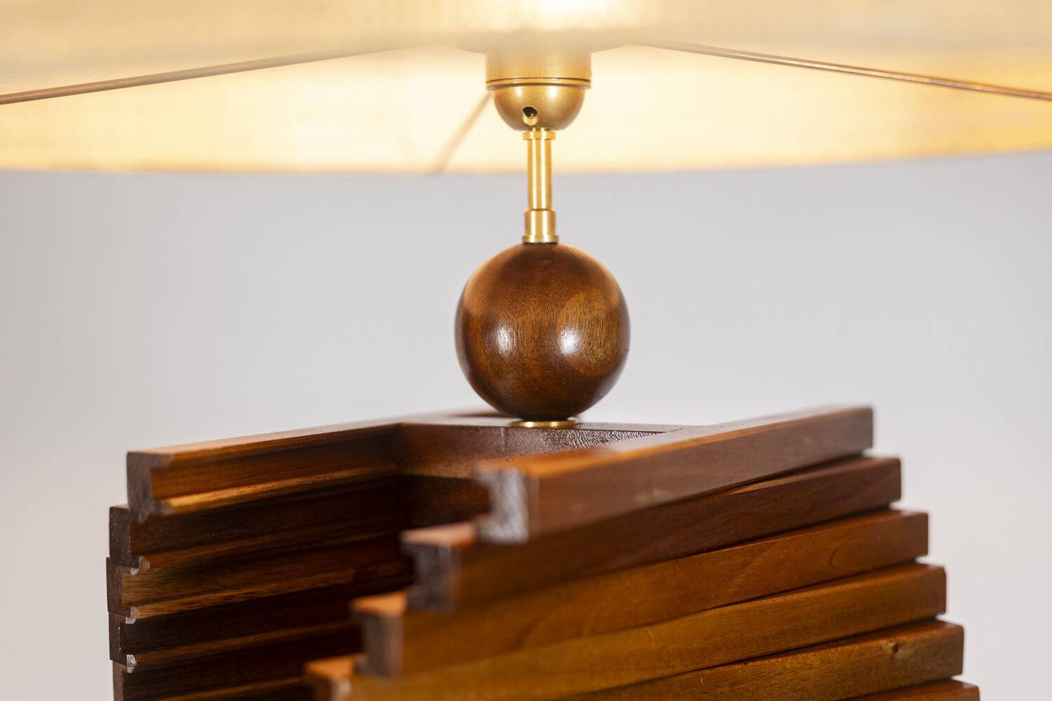 Pied de lampe en bois, sculptural. années 1980